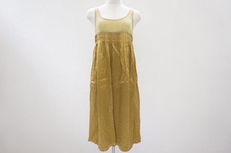 シックなカラーとシースルーが大人っぽい。レプチットのシルクワンピース