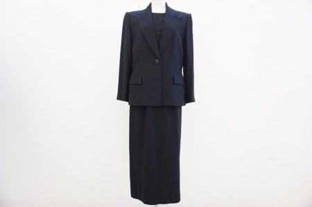 控えめで大人っぽくシックなカラーのジバンシィのスカートスーツ