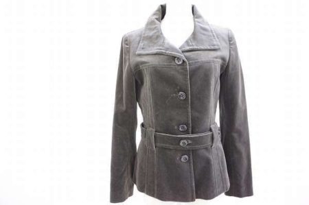 落ち着いたお色味が年齢を選ばない。使い勝手の良い組曲のジャケット