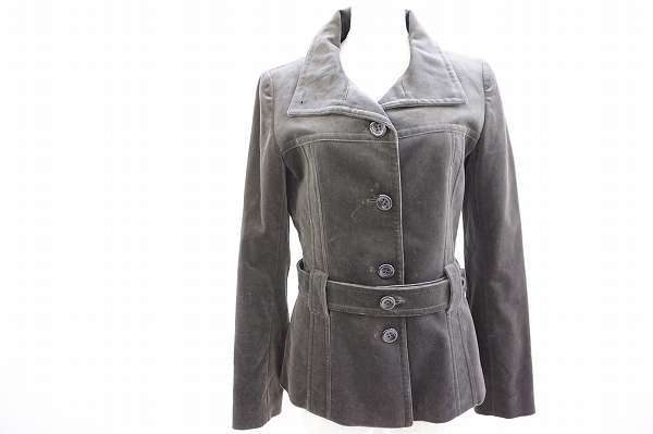 落ち着いたお色味が年齢を選ばない。使い勝手の良い組曲のジャケット