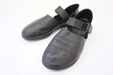 フラットで歩きやすい。デイリーユースに最適なヨーガンレールのシューズを買取しました