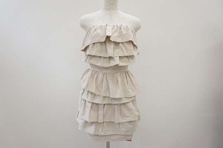 フリル使いが素敵なリリーブラウンの使いやすいワンピースをご紹介