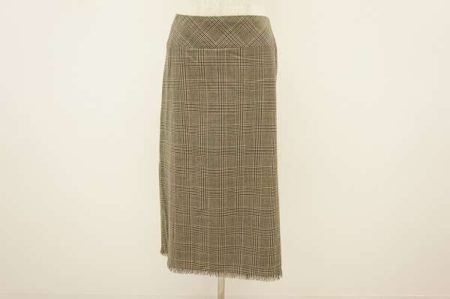 トラディショナルな雰囲気が親しみやすい。ロイスクレヨンのスカート