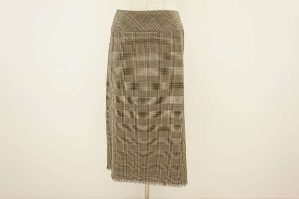 トラディショナルな雰囲気が親しみやすい。ロイスクレヨンのスカート