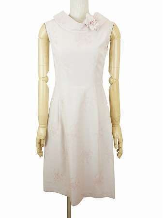 ピンク系で花柄が女性らしさを引き出す。組曲のエレガントなワンピース