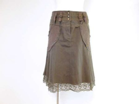 カジュアルにもフェミニンにも見える。モルガンの茶系スカートをご紹介