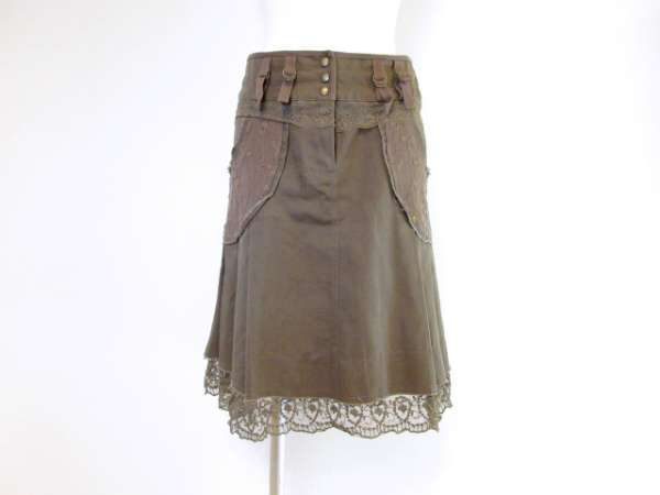 カジュアルにもフェミニンにも見える。モルガンの茶系スカートをご紹介