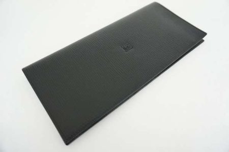 紳士的な雰囲気を醸し出す。上質なレザーが使いやすいロエベのパスケースを買取しました