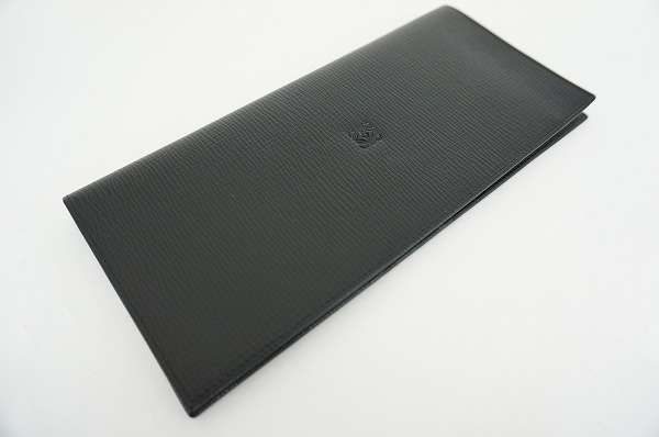 紳士的な雰囲気を醸し出す。上質なレザーが使いやすいロエベのパスケースを買取しました