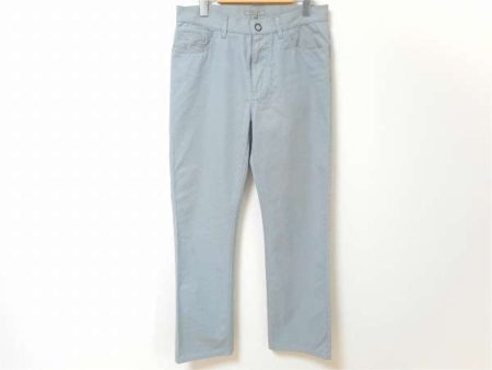 爽やかなお色味がステキ。ボッテガヴェネタのメンズ向けのパンツ