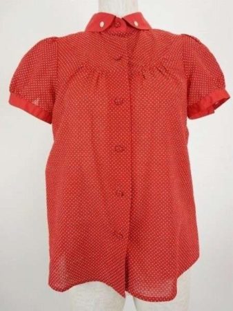 真っ赤なお色味とドット柄がとてもキュート。マークジェイコブスのブラウス