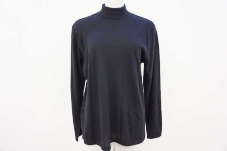 余計な装飾を一切排除しシンプルさを追求。バリーの黒のセーター