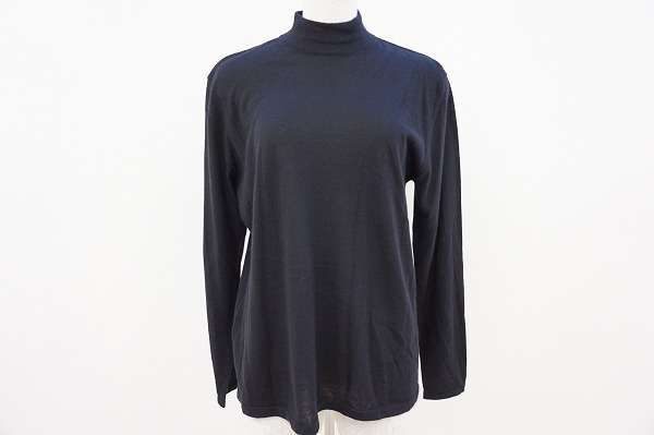 余計な装飾を一切排除しシンプルさを追求。バリーの黒のセーター