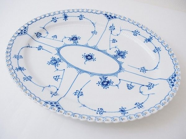 食卓を華やかに彩るロイヤルコペンハーゲンのフルーテッドオーバルディッシュ