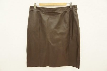 大人の女性こそ着たい、上質なレザーを使ったロエベのミニレザースカートを買取しました
