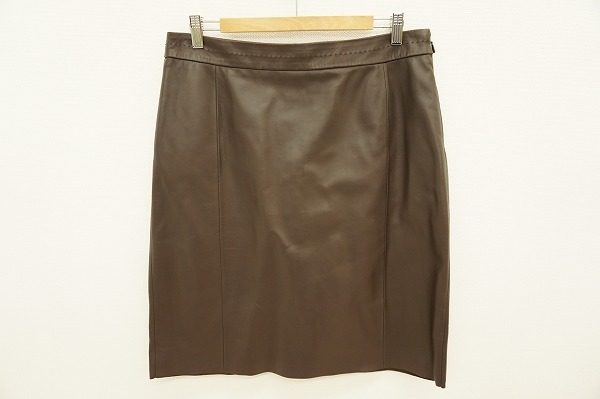 大人の女性こそ着たい、上質なレザーを使ったロエベのミニレザースカートを買取しました