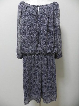 シックなカラーリングで総柄でも着こなしやすい。23区のチュニックワンピース。