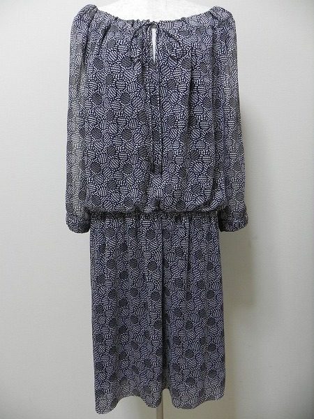 シックなカラーリングで総柄でも着こなしやすい。23区のチュニックワンピース。