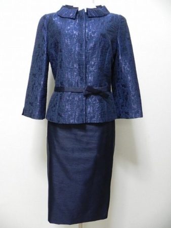ジャケットとスカートで質感が異なったハナエモリの2ピーススーツを買取しました