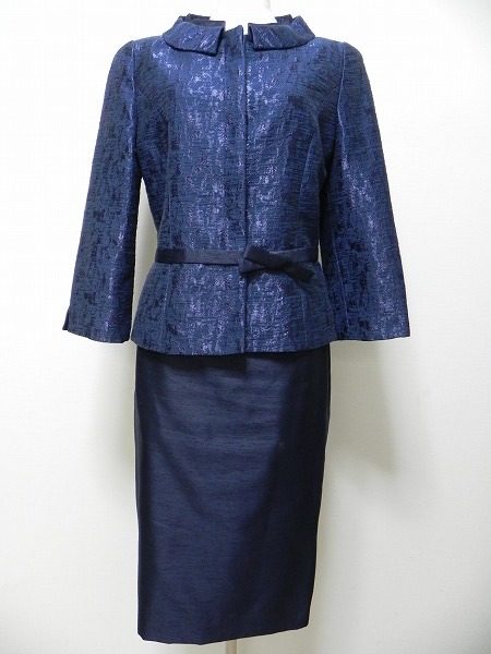 ジャケットとスカートで質感が異なったハナエモリの2ピーススーツを買取しました