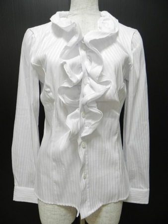 フリルを施したデザインがフェミニンなナラカミーチェの上品なシャツ