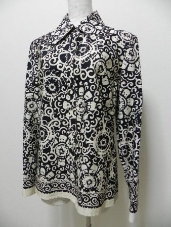 幾何学模様のようなプリント柄が目を引くディナバックマンの長袖ブラウス