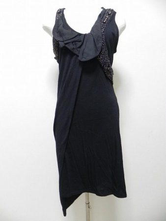 存在感あるデザインはもちろんその計算されたシルエットに注目。トロスマンの変形ワンピ。