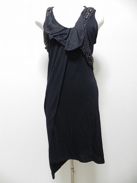 存在感あるデザインはもちろんその計算されたシルエットに注目。トロスマンの変形ワンピ。