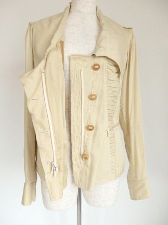 カジュアルさとエレガントさが共存しているダナキャランのシルクジャケット