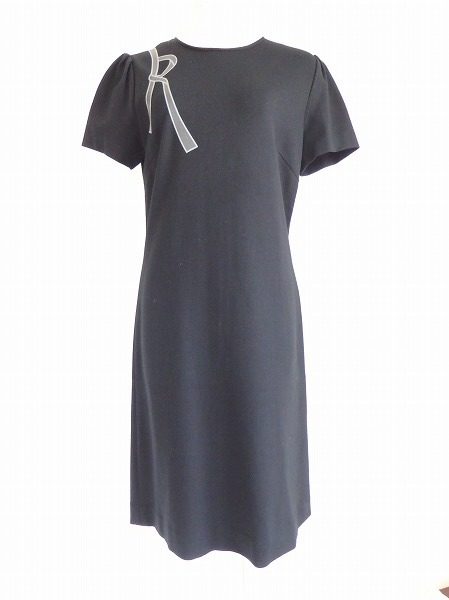 ロベルタディカメリーノのシンプルな黒のロゴワンピースを入荷いたしました