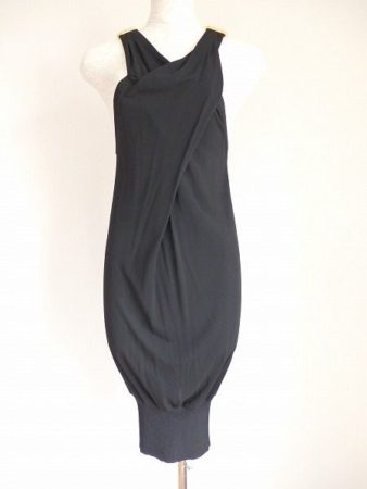 大人のパーティーはこれで決まり。ロベルトカヴァリのブラックドレス