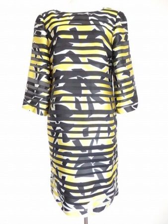 レイヤード風のデザインとオリジナルプリントのテキスタイルがポイント。タエアシダのワンピース。