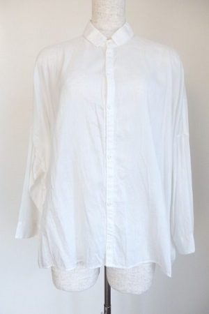 どんなコーディネートにも合わせやすいノーコントロールエアーのブラウス