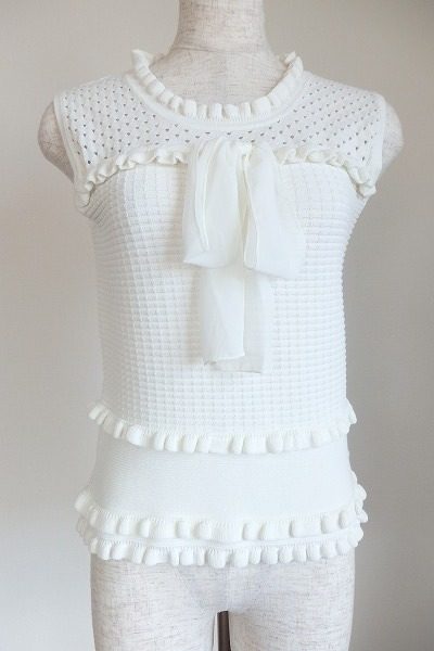 トゥービーシックの真っ白で爽やかなフェミニンスタイルのノースリーブトップス