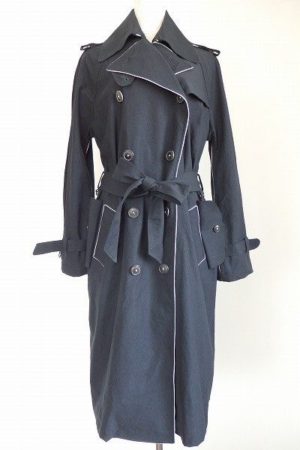 シックでモダンなニューヨークスタイル。ダナキャランのトレンチコート