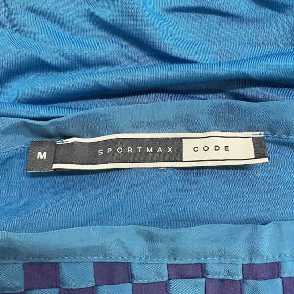 スポーツマックスのブランドタグのアップ