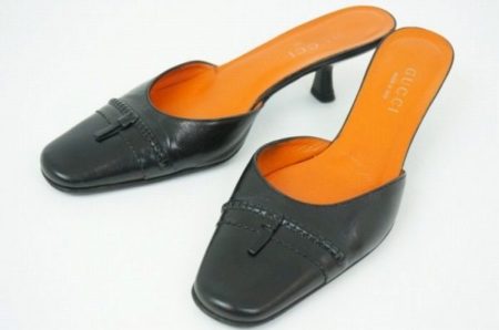 ファスナー風デザインが個性的。グッチのレザーミュールサンダルを買取しました