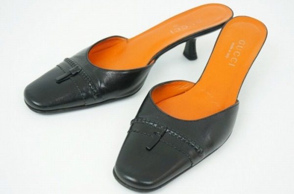 ファスナー風デザインが個性的。グッチのレザーミュールサンダルを買取しました