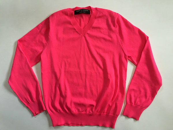 衝撃のピンク！ヴィヴィッドな挿し色にコムデギャルソンのカットソー