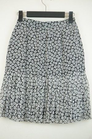 大人カワイイデザインに一目惚れ！フォクシーブティックの小花柄絹スカートを買取しました。