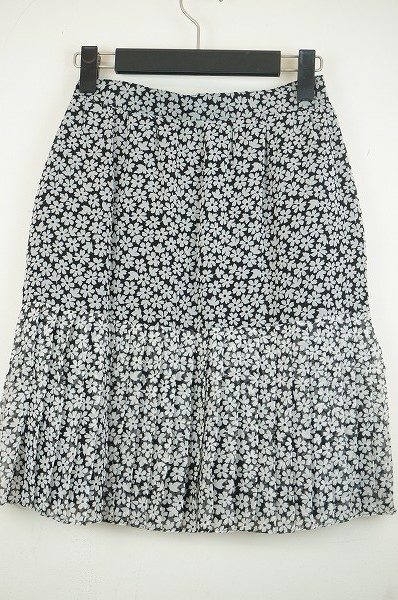 大人カワイイデザインに一目惚れ！フォクシーブティックの小花柄絹スカートを買取しました。