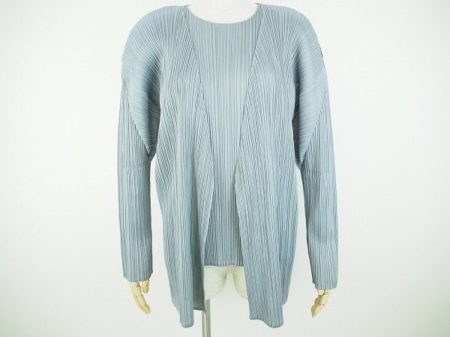 プリーツ加工で立体的なフォルム！イッセイミヤケのグレーアンサンブルをお売り頂きました。