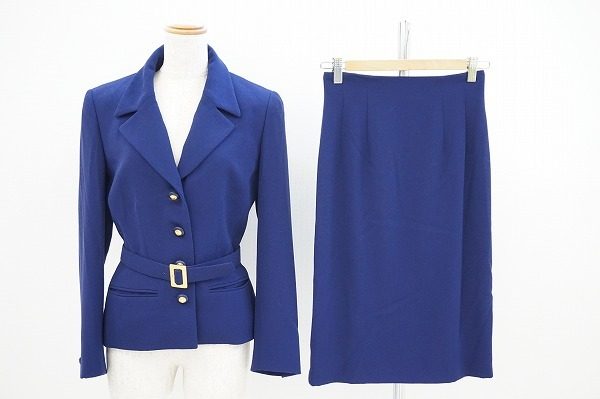 弱さを見せないクールかつ気品のある、セリーヌのスカートスーツを買取しました