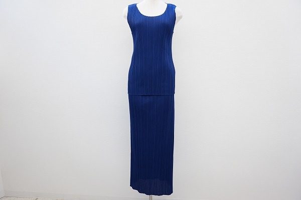 鮮やかな青が爽やか。プリーツプリーズのセットアップを買取しました。