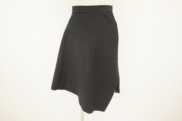 アシメントリーな異素材ミックスがモード感あふれるコムデギャルソンのスカート