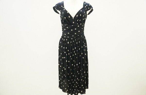 グラマラスな自分を演出。モスキーノチープアンドシックのワンピースを買取しました