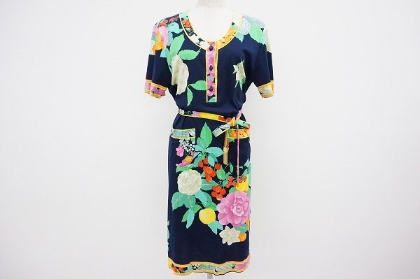 鮮やかなフルーツ&フラワープリントが目を奪うレナオールのワンピースをお売りいただきました