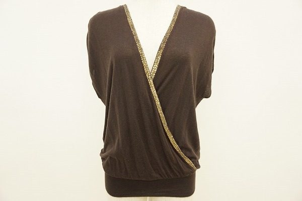 眩いほどきらめいているフロントのビジューが素敵。グッチのカットソーを買取しました