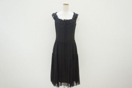 繊細なデザインと素材が可憐なフォクシーの黒シフォンワンピースを買取しました。