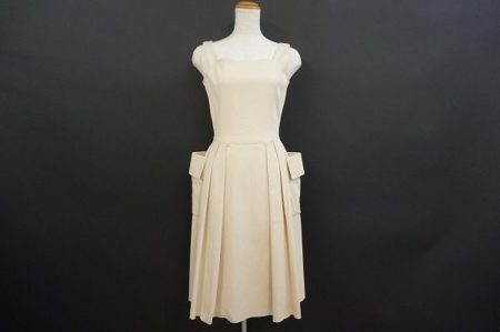 フォクシーニューヨークの定番人気ワンピース。ベージュのホリードレスを買取しました。